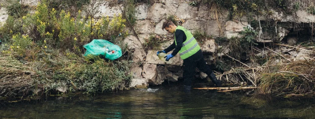 Akcija čišćenja rijeke Rikavac: Volonteri i volonterke NVO Kompas prikupili gotovo 80 džakova otpada